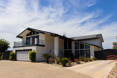 Photo of 723 W Pine Street, Exeter, CA 93221 (MLS # 242097)