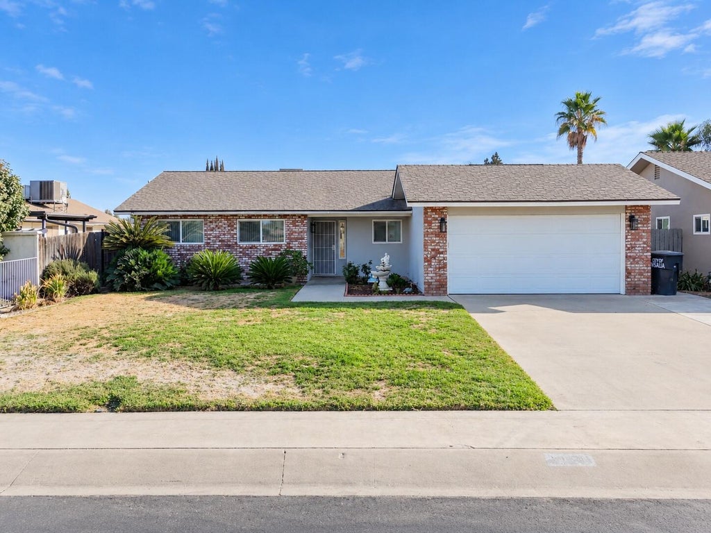 Photo of 3721 W Country Avenue, Visalia, CA 93277 (MLS # 244350)