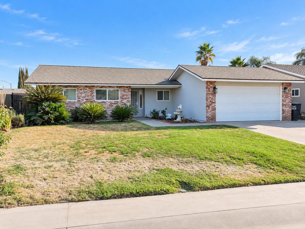 Photo of 3721 W Country Avenue, Visalia, CA 93277 (MLS # 244350)