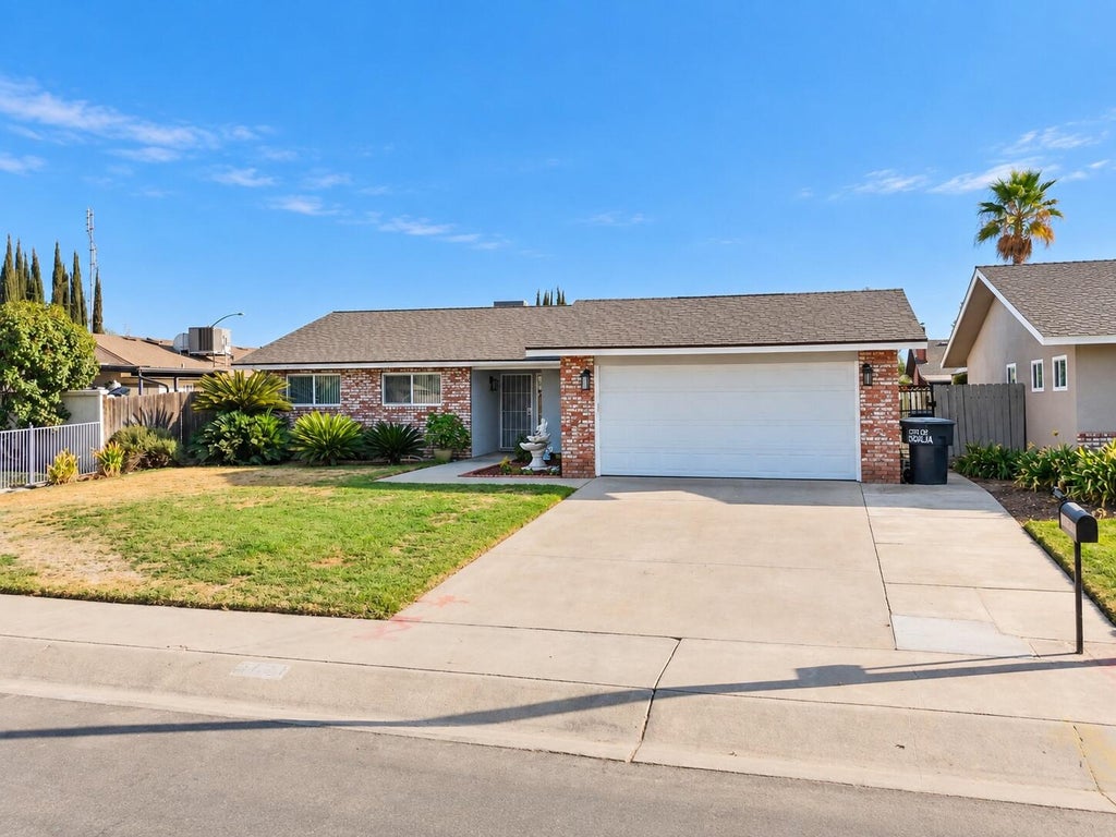 Photo of 3721 W Country Avenue, Visalia, CA 93277 (MLS # 244350)