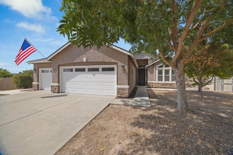 Photo of 16322 La Canada Road, Madera, CA 93636 (MLS # 243933)