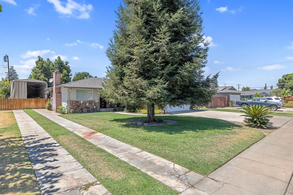 Photo of 2423 S Locust Street, Visalia, CA 93277 (MLS # 243372)
