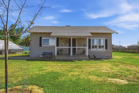 Photo of 2120 S Kaweah Avenue, Exeter, CA 93221 (MLS # 240424)