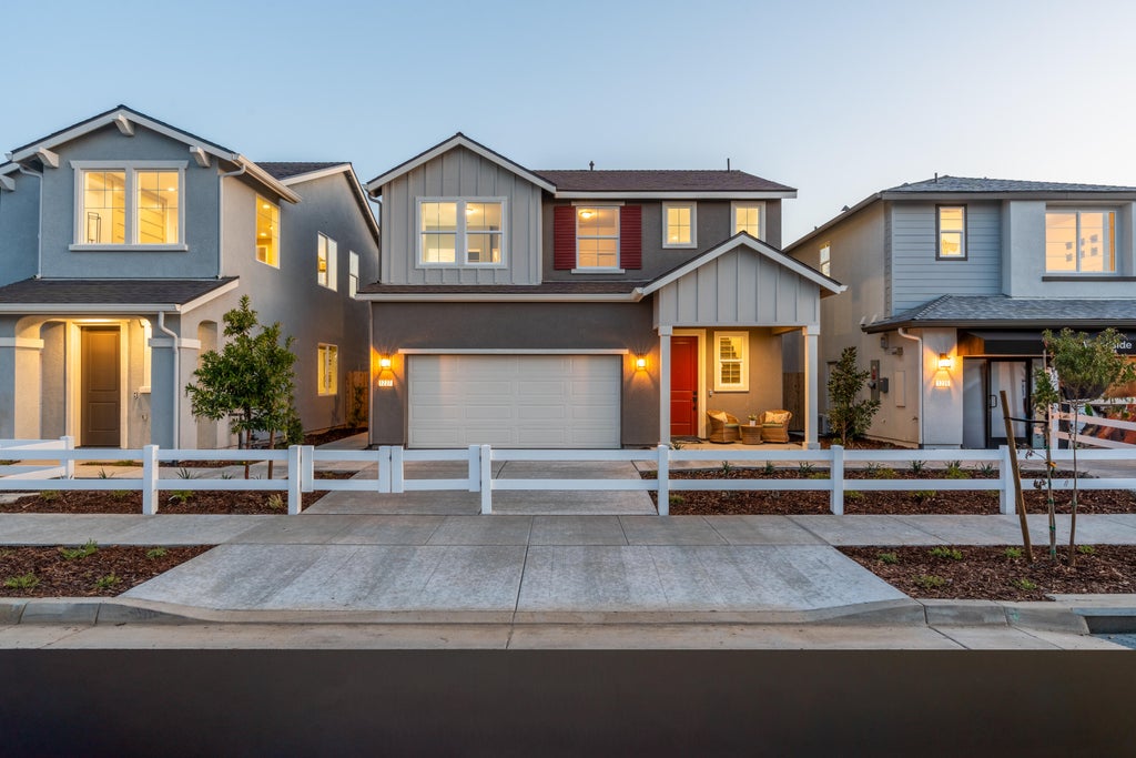 Photo of 1448 W Prescott Avenue, Visalia, CA 93291 (MLS # 242934)