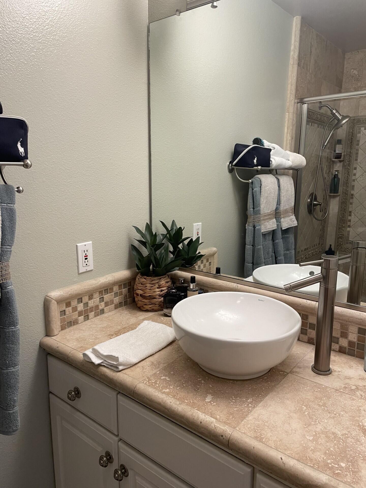 Reedley, California 93654, United States, 4 Bedrooms Bedrooms, ,3 BathroomsBathrooms,Residential,Pending,10380