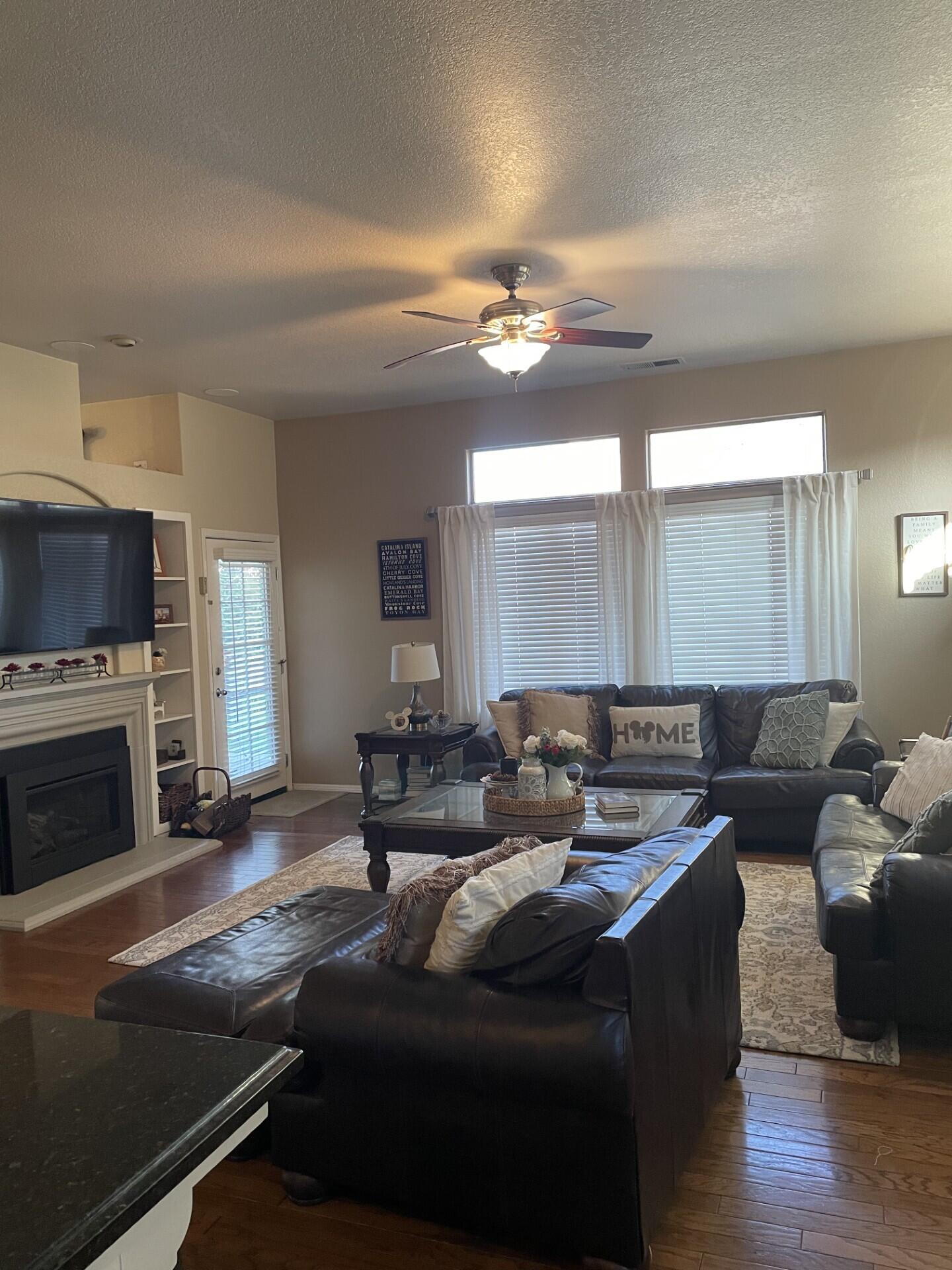 Reedley, California 93654, United States, 4 Bedrooms Bedrooms, ,3 BathroomsBathrooms,Residential,Pending,10380