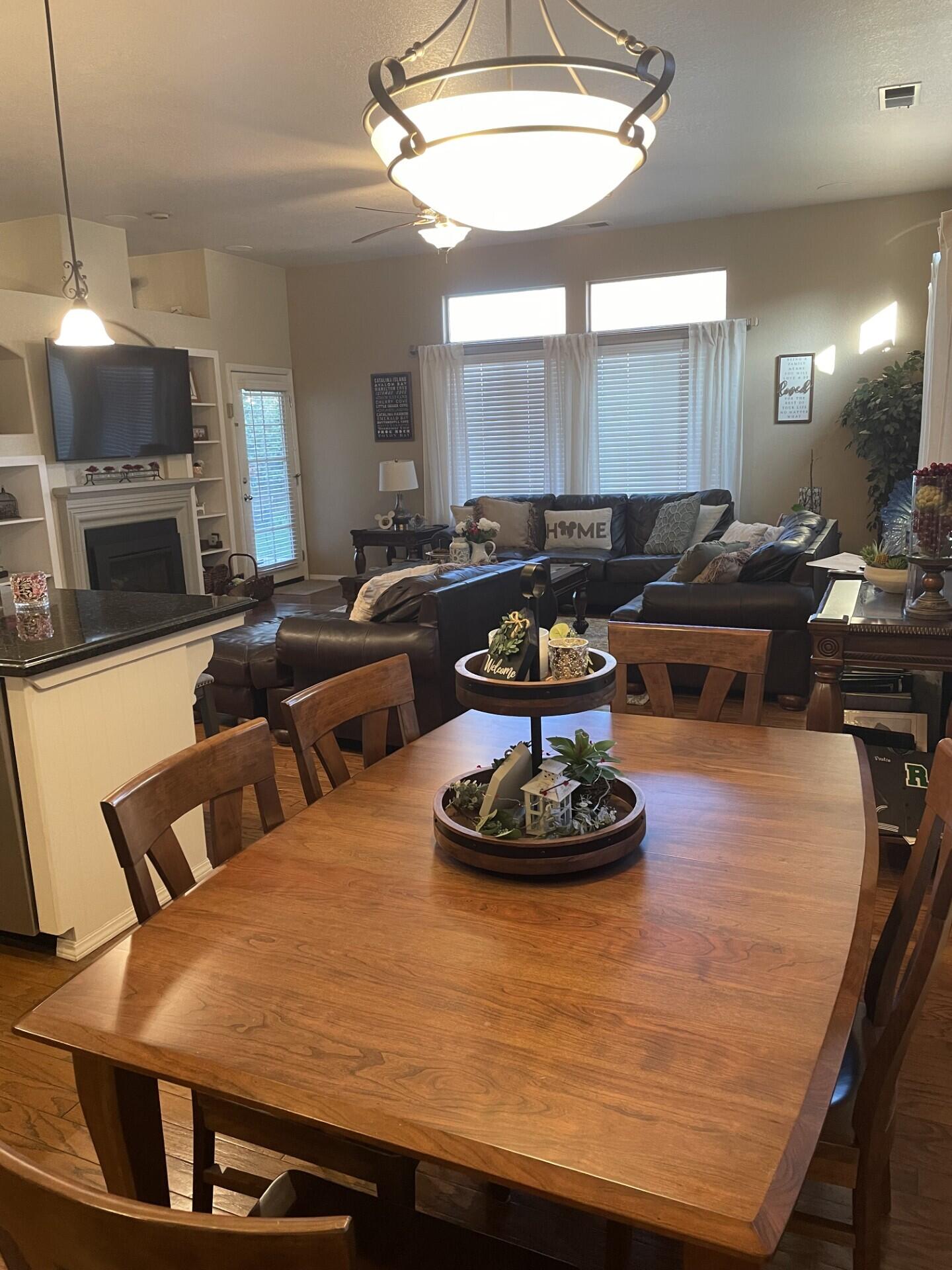 Reedley, California 93654, United States, 4 Bedrooms Bedrooms, ,3 BathroomsBathrooms,Residential,Pending,10380