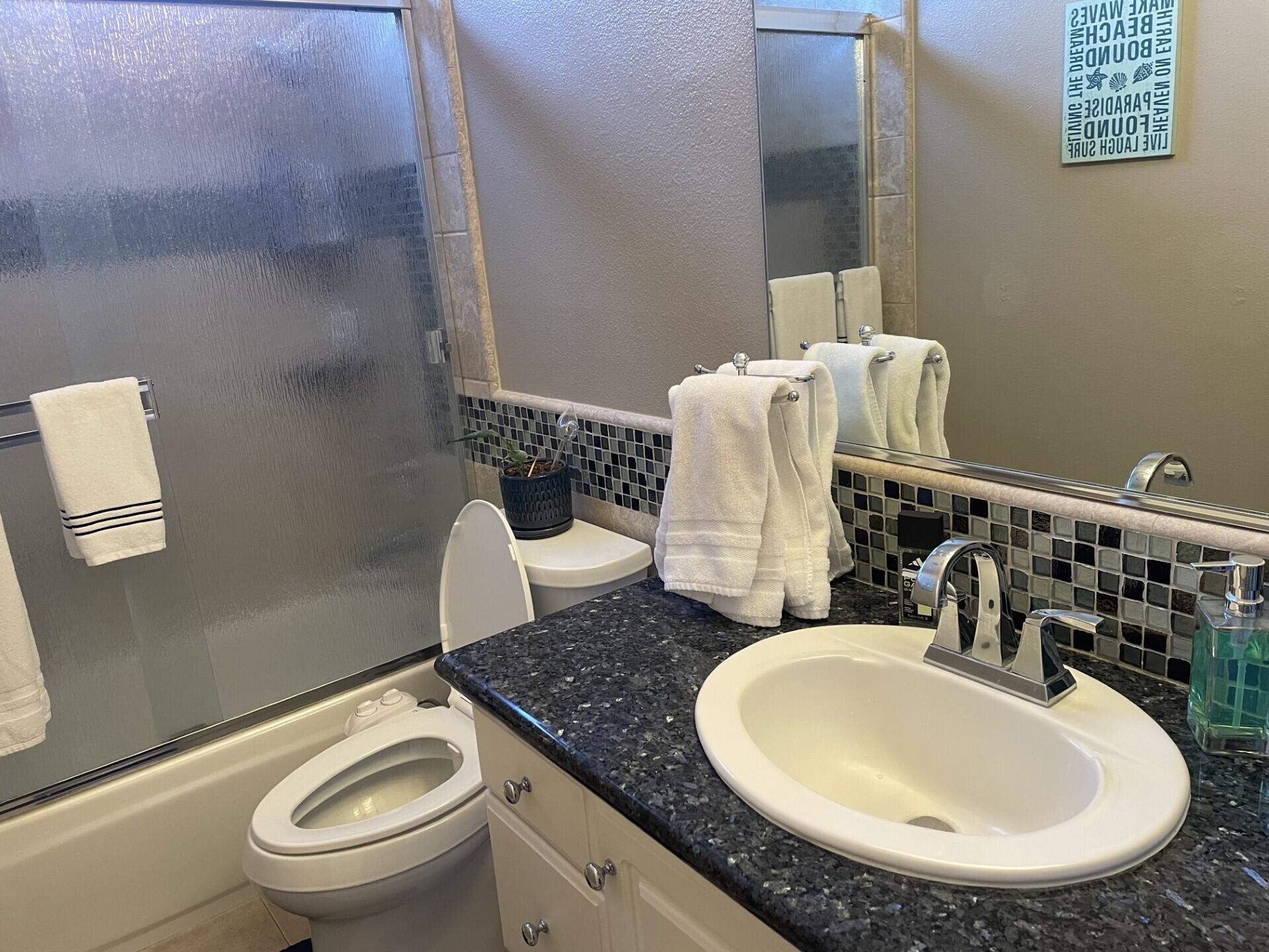 Reedley, California 93654, United States, 4 Bedrooms Bedrooms, ,3 BathroomsBathrooms,Residential,Pending,10380