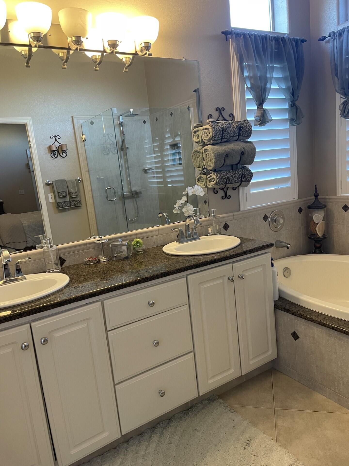 Reedley, California 93654, United States, 4 Bedrooms Bedrooms, ,3 BathroomsBathrooms,Residential,Pending,10380