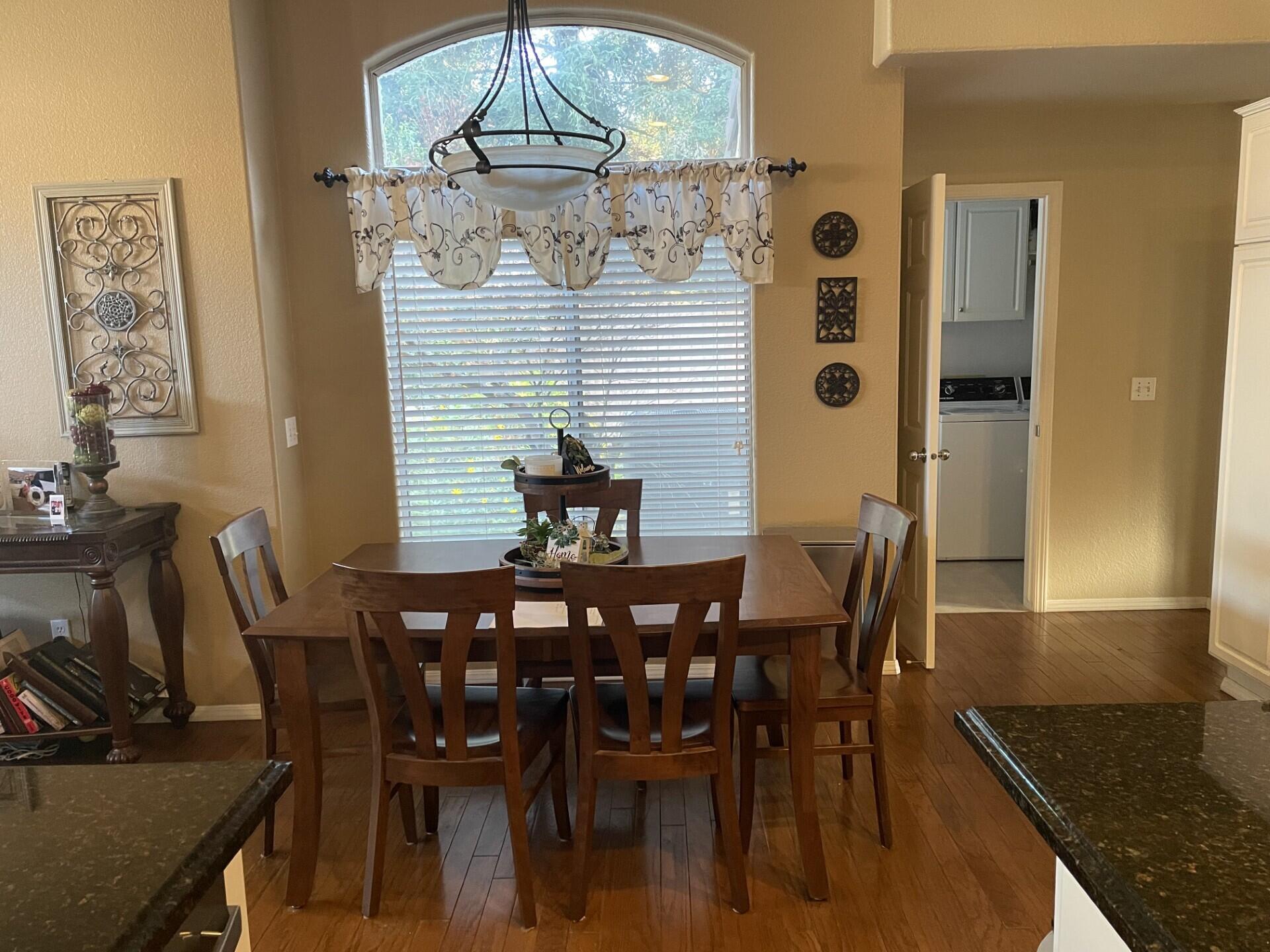 Reedley, California 93654, United States, 4 Bedrooms Bedrooms, ,3 BathroomsBathrooms,Residential,Pending,10380