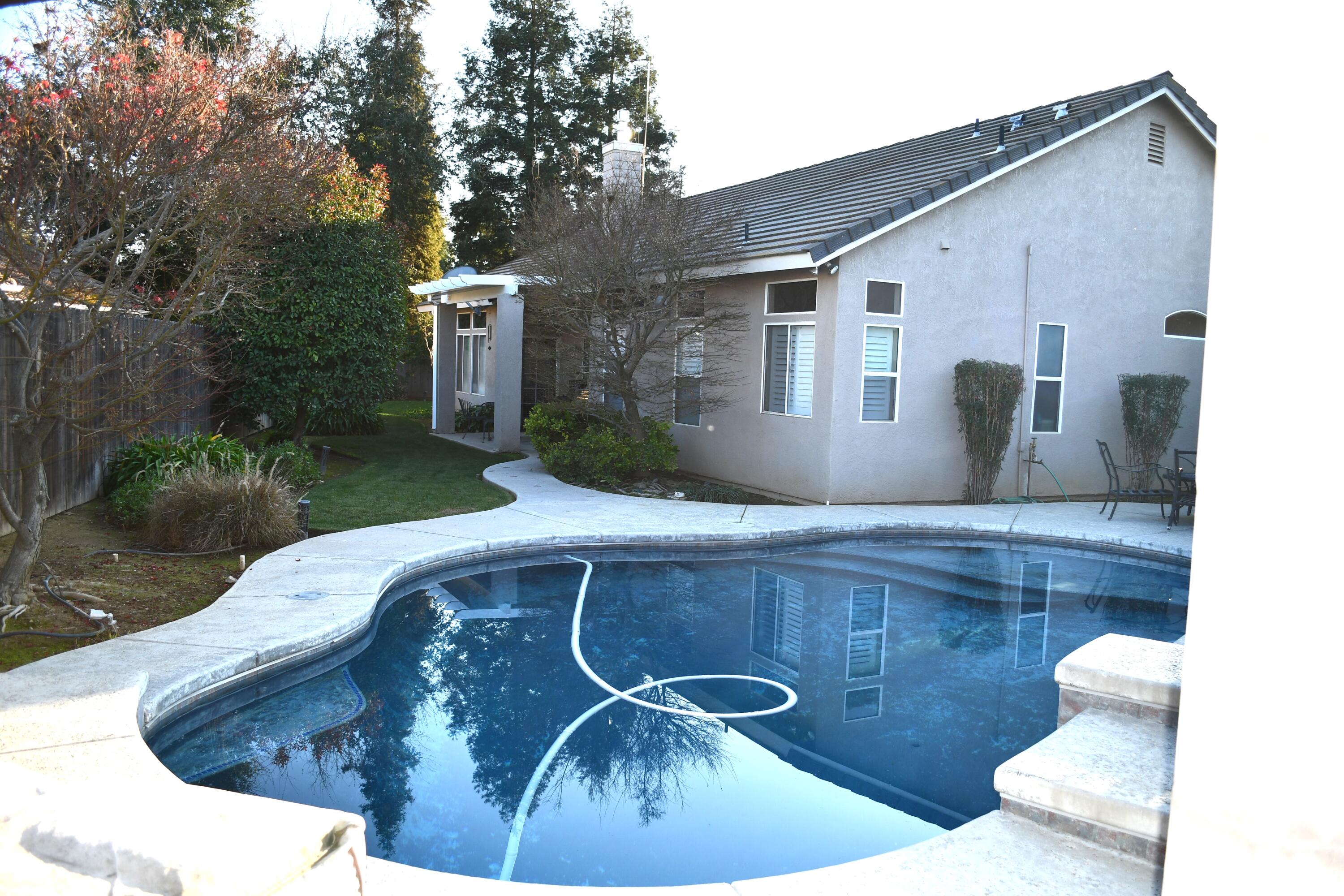 Reedley, California 93654, United States, 4 Bedrooms Bedrooms, ,3 BathroomsBathrooms,Residential,Pending,10380