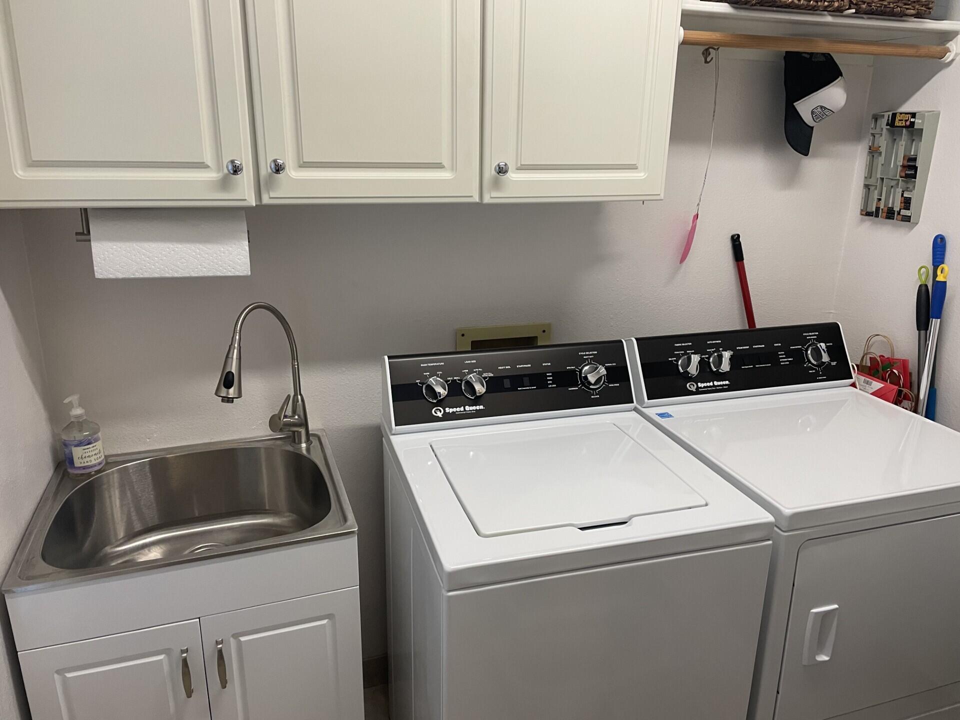 Reedley, California 93654, United States, 4 Bedrooms Bedrooms, ,3 BathroomsBathrooms,Residential,Pending,10380