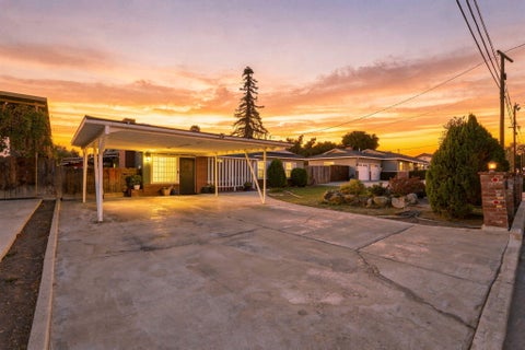 Photo of 1383 N Oaks Street, Tulare, CA 93274 (MLS # 243722)