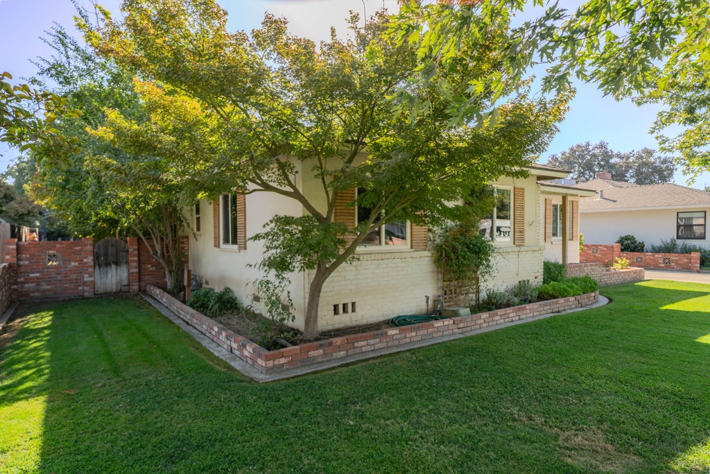 Photo of 904 S Oak Park, Visalia, CA 93277 (MLS # 244496)