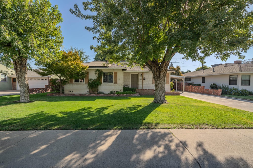 Photo of 904 S Oak Park, Visalia, CA 93277 (MLS # 244496)