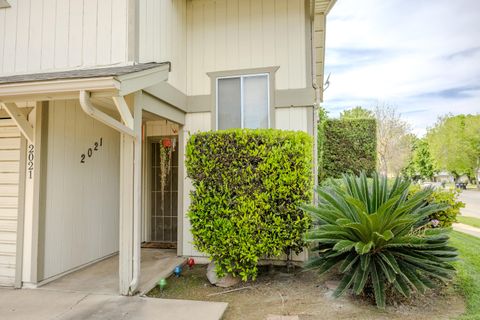 Photo of 2021 E Laura Avenue 2021 #2021, Visalia, CA 93292 (MLS # 240645)