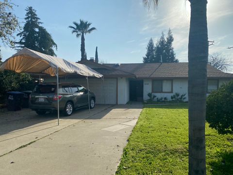 Photo of 2135 S Woodland Street, Visalia, CA 93277 (MLS # 239557)