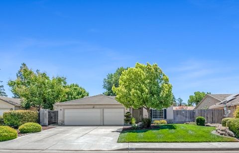 Photo of 4633 W Cherry Avenue, Visalia, CA 93277 (MLS # 240558)