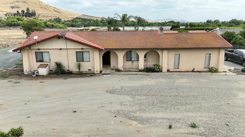 Photo of 25635 Ave 220, Lindsay, CA 93247 (MLS # 241909)