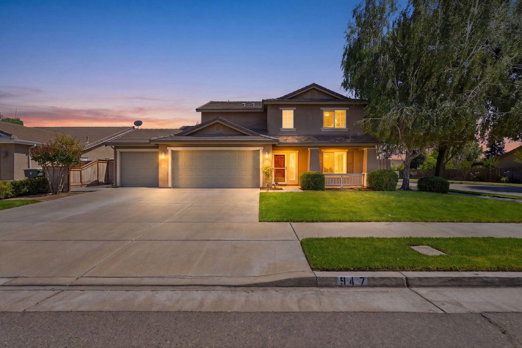 Photo of 947 W Elkhorn, Visalia, CA 93277 (MLS # 241798)