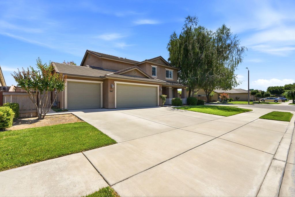 Photo of 947 W Elkhorn, Visalia, CA 93277 (MLS # 241798)