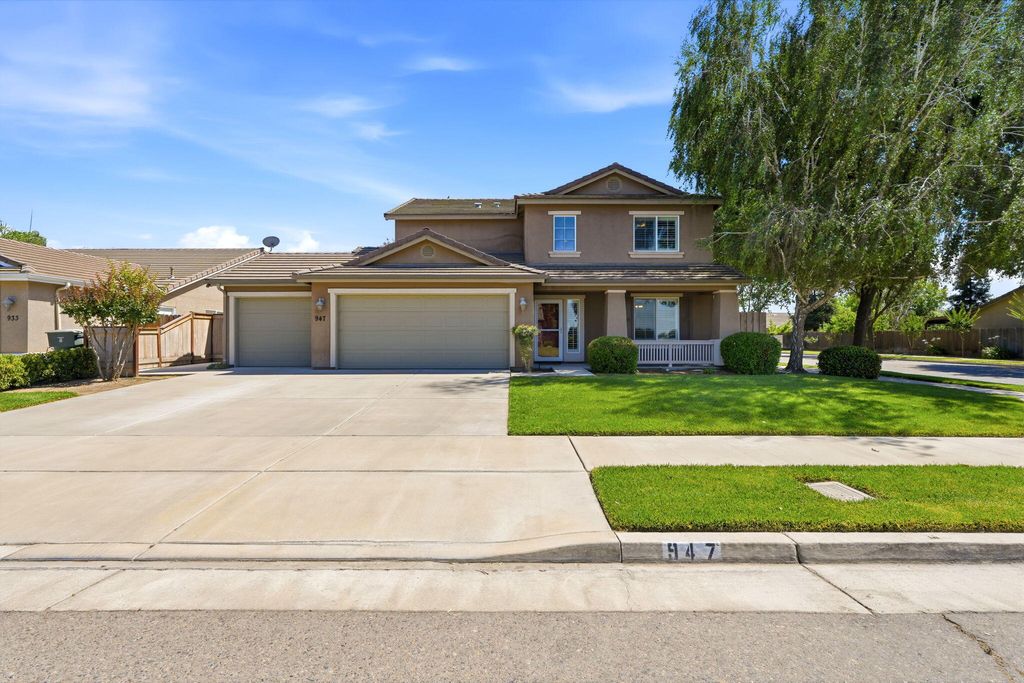Photo of 947 W Elkhorn, Visalia, CA 93277 (MLS # 241798)