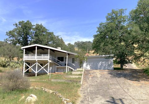 Photo of 43669 Skyline Drive, Three Rivers, CA 93271 (MLS # 240662)