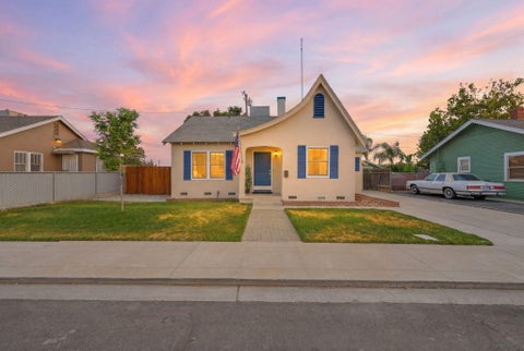 Photo of 211 S Oakhurst Street, Visalia, CA 93292 (MLS # 242094)