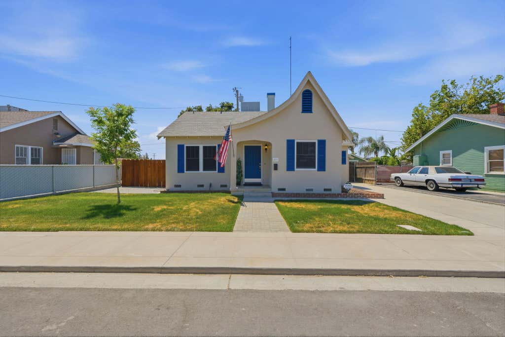 Photo of 211 S Oakhurst Street, Visalia, CA 93292 (MLS # 242094)