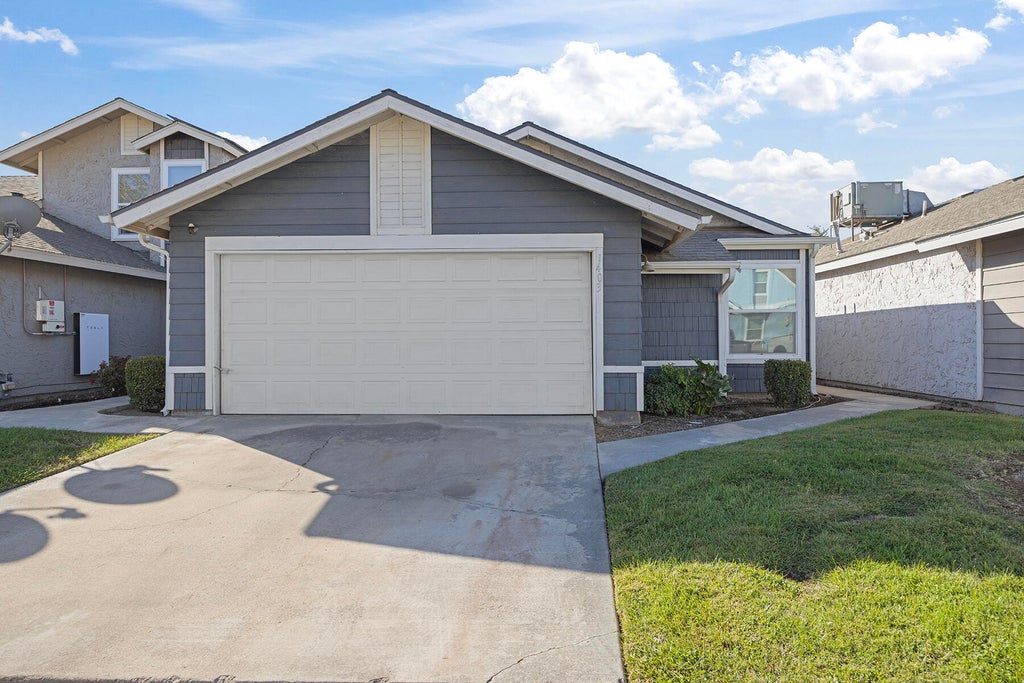 Photo of 1403 E Sunnyview Avenue, Visalia, CA 93292 (MLS # 244698)