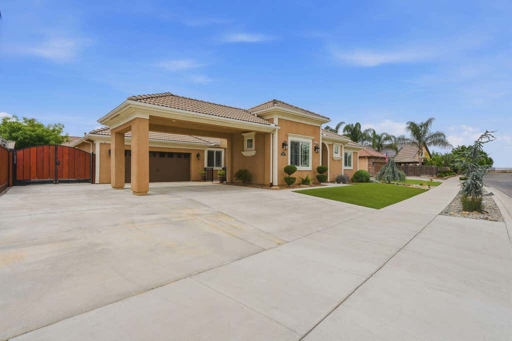 Photo of 6641 W Oriole Avenue, Visalia, CA 93291 (MLS # 242169)