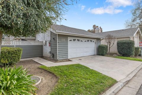 Photo of 1912 S Pinnacle Street, Visalia, CA 93292 (MLS # 238898)