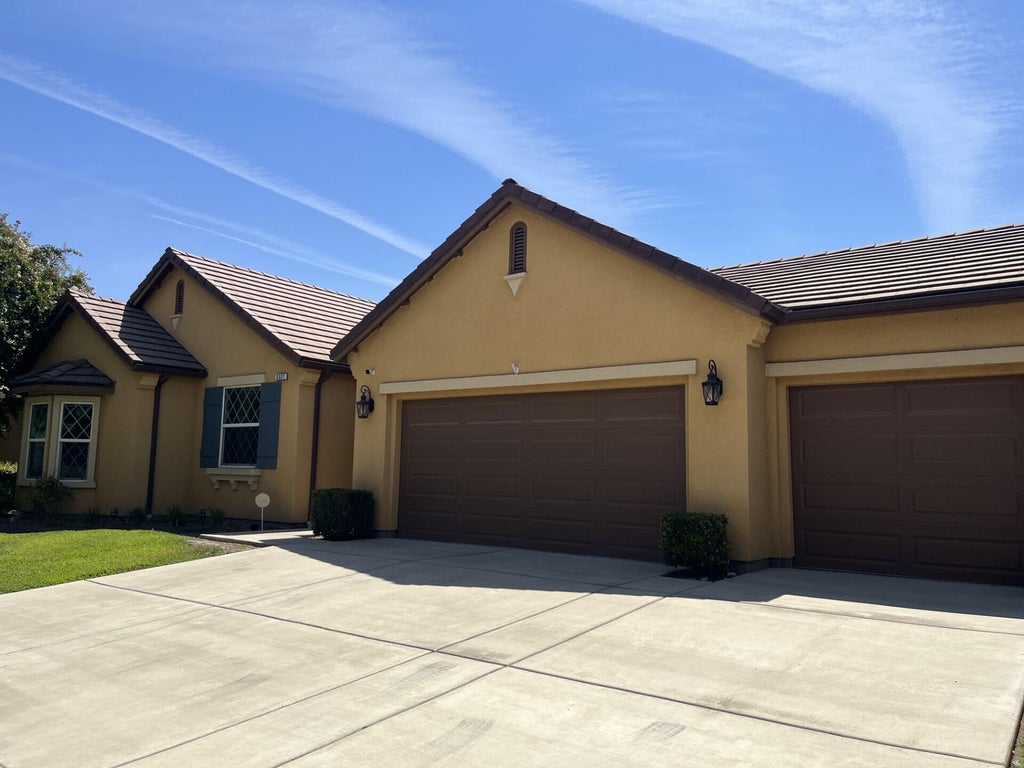 Photo of 3537 W Delaware Court, Visalia, CA 93291 (MLS # 242691)