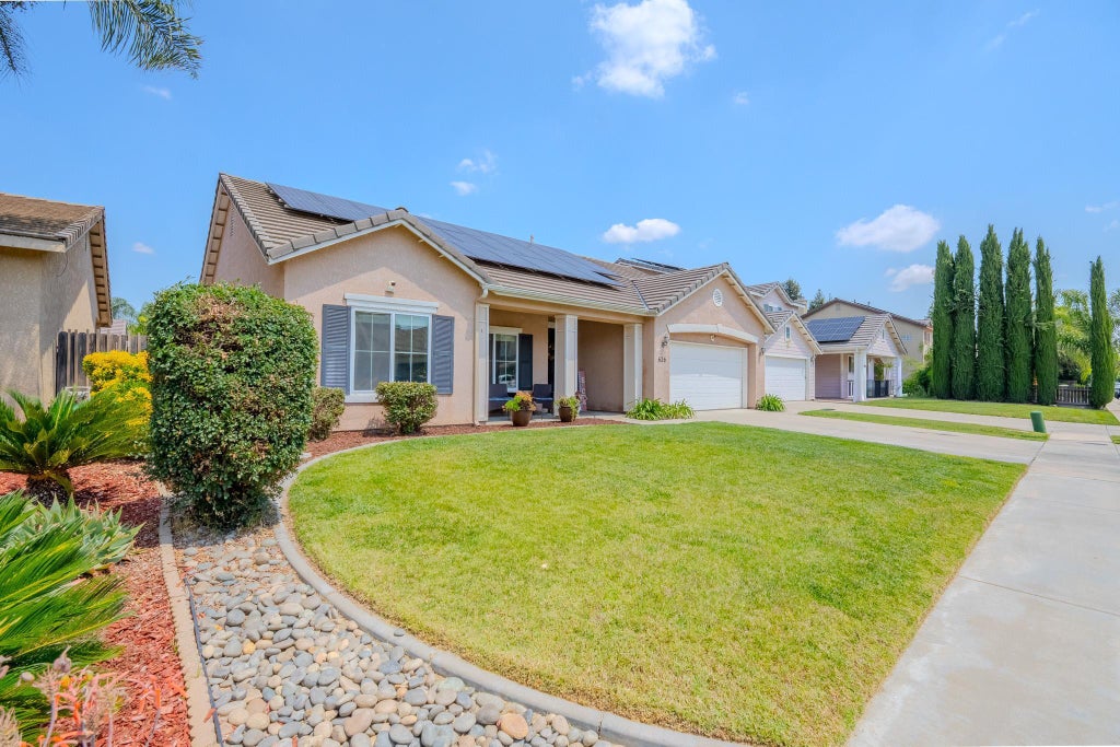 Photo of 626 W Loyola Avenue, Visalia, CA 93277 (MLS # 241522)
