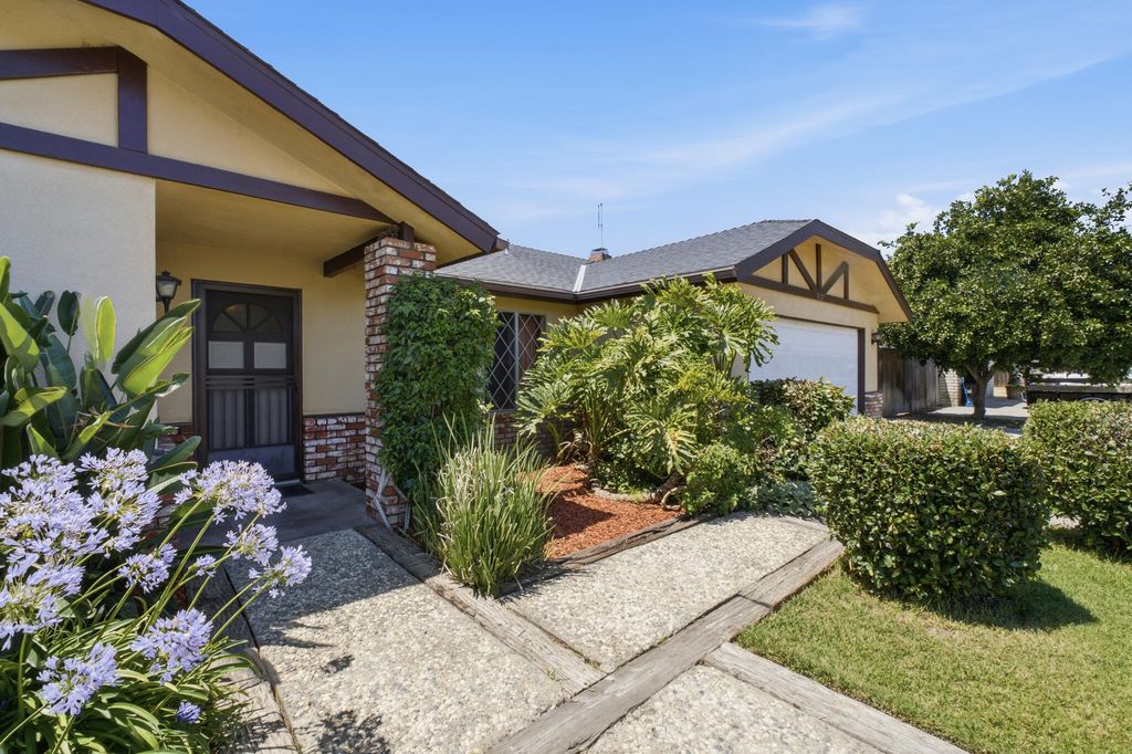 Photo of 3127 W La Vida Avenue, Visalia, CA 93277 (MLS # 242633)