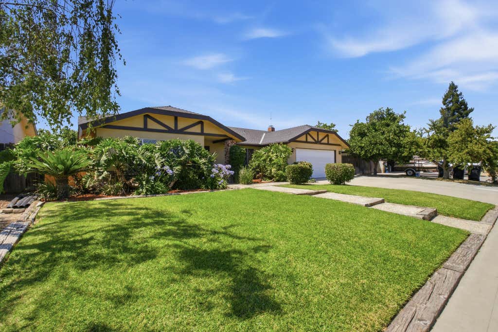 Photo of 3127 W La Vida Avenue, Visalia, CA 93277 (MLS # 242633)
