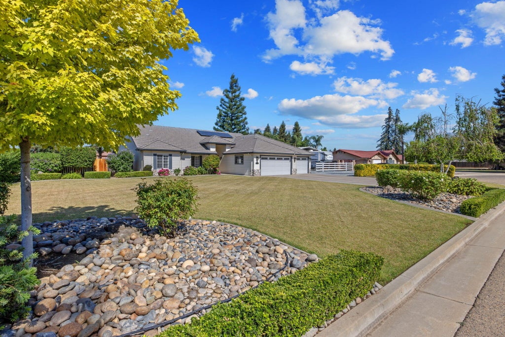 Photo of 32065 Elbow Court, Visalia, CA 93291 (MLS # 242067)