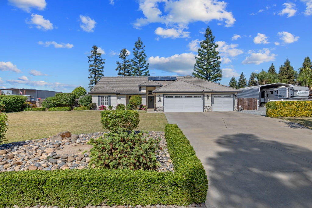 Photo of 32065 Elbow Court, Visalia, CA 93291 (MLS # 242067)