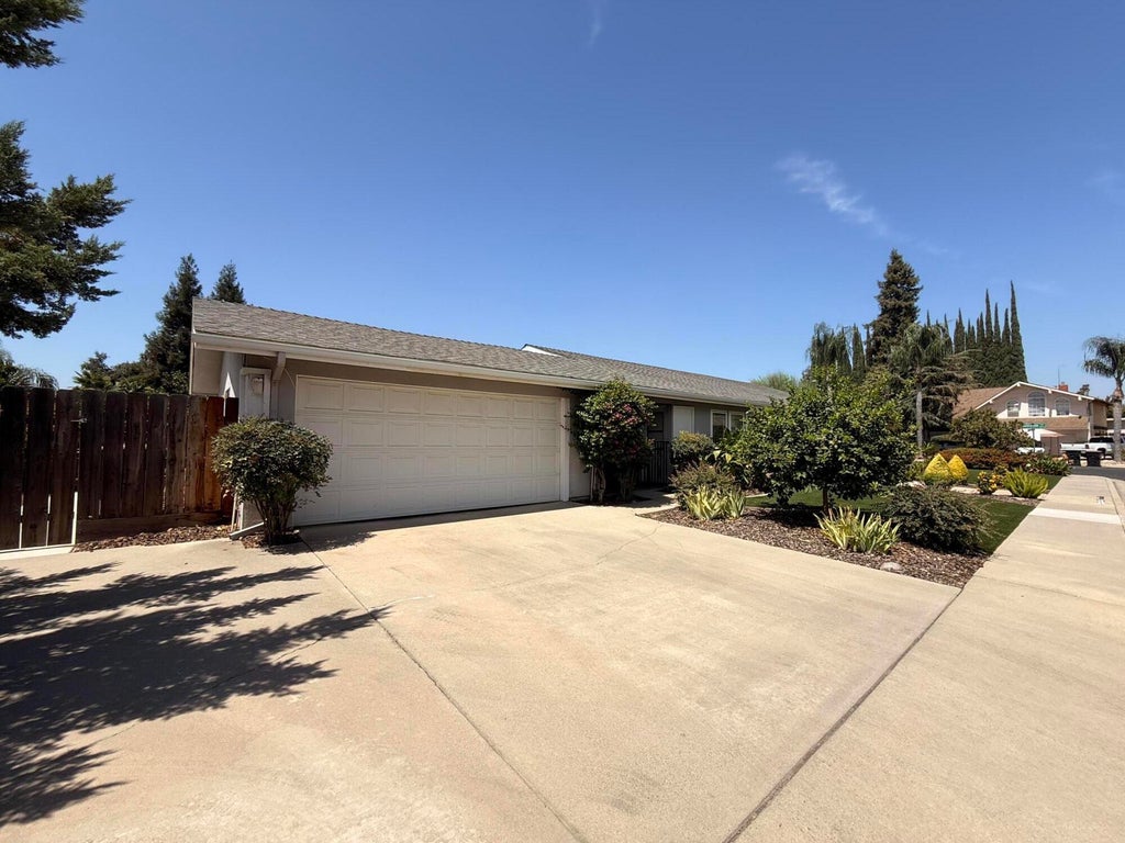 Photo of 3141 S Vintage Street, Visalia, CA 93277 (MLS # 243735)