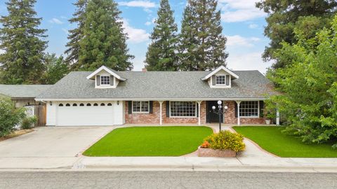 Photo of 907 N Bollinger Street, Visalia, CA 93291 (MLS # 241061)