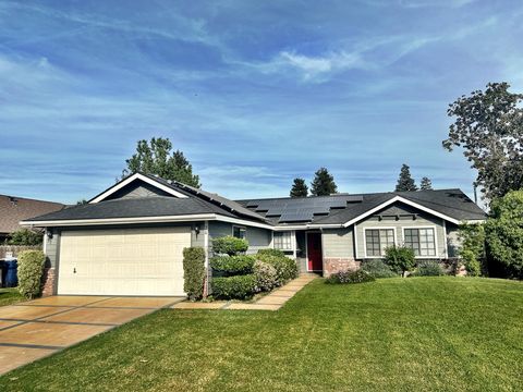 Photo of 576 S Aronian Street, Tulare, CA 93274 (MLS # 240530)