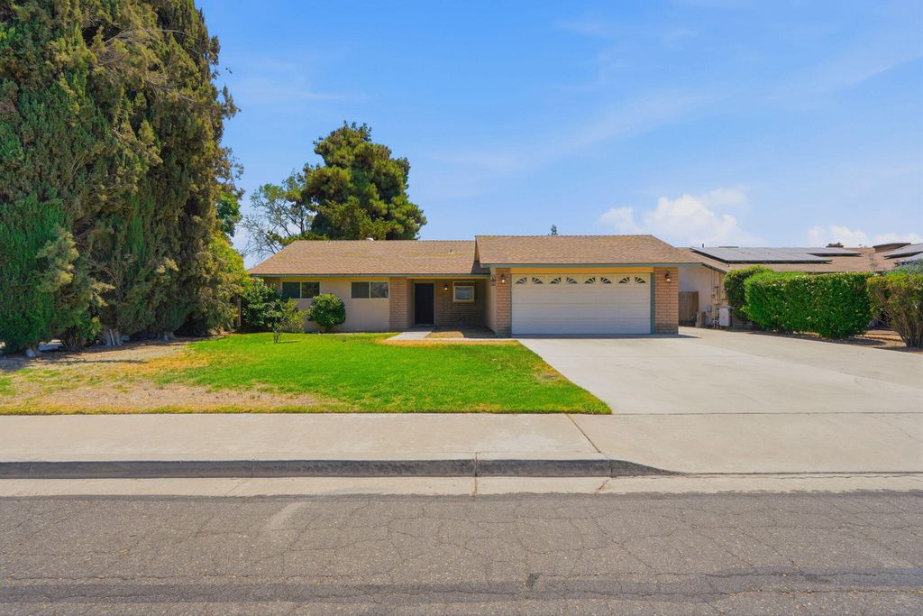 Photo of 3821 W Coppola Avenue, Visalia, CA 93277 (MLS # 242896)