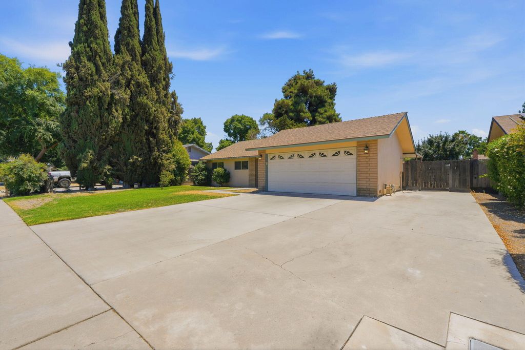 Photo of 3821 W Coppola Avenue, Visalia, CA 93277 (MLS # 242896)