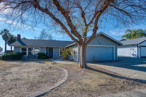 Photo of 221 N Hillcrest Street, Porterville, CA 93257 (MLS # 240057)