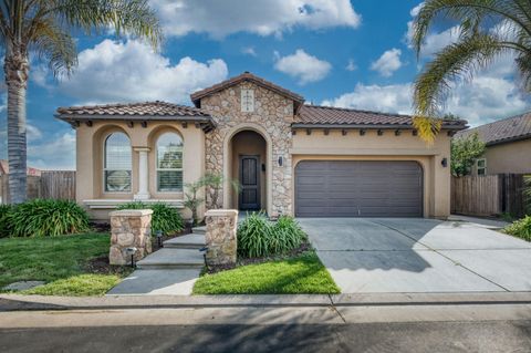 Photo of 1563 E Via Mirasol Lane, Fresno, CA 93730 (MLS # 240079)