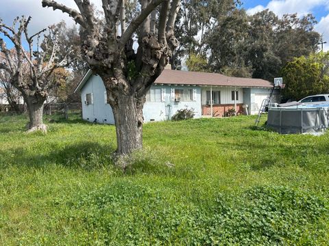 Photo of 292 N Villa Street, Porterville, CA 93257 (MLS # 241477)