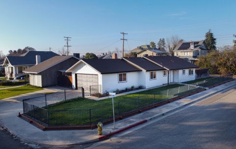 Photo of 460 E Oak Avenue, Porterville, CA 93257 (MLS # 239449)