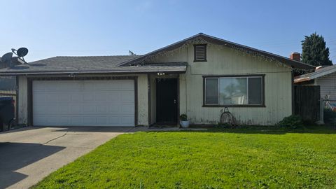 Photo of 1441 N Leslie Court, Visalia, CA 93291 (MLS # 239392)