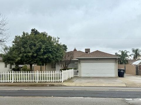 Photo of 2517 S Court Street, Visalia, CA 93277 (MLS # 239470)