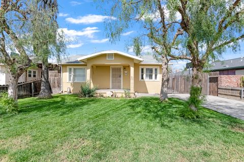 Photo of 414 W Cameron Street, Hanford, CA 93230 (MLS # 240409)